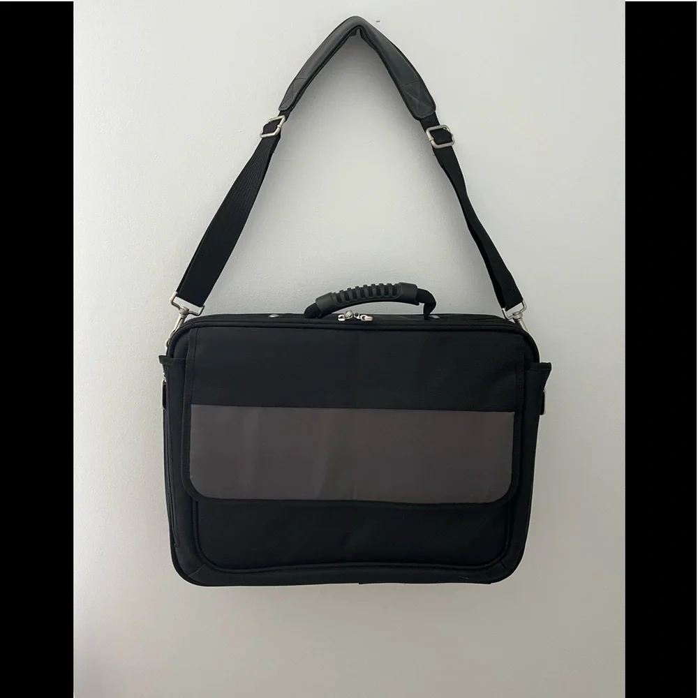 NWOT Foray Laptop/Computer Messenger Shoulder Bag
